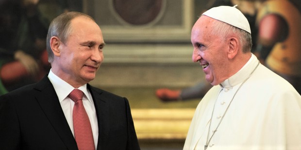 Papa Francesco riceverà Putin in Vaticano. Cremlino: non in considerazione possibilità invito al papa