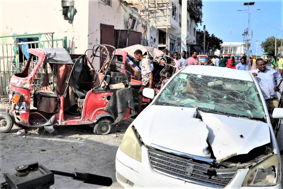 Autobomba vicino al parlamento a Mogadiscio, 8 morti