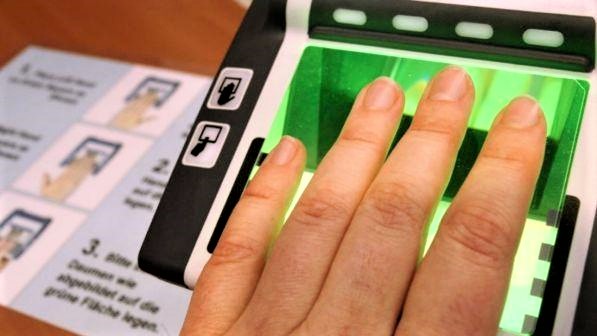 Varata legge contro i ‘furbetti del cartellino’: da impronte digitali a nuove assunzioni