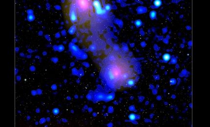 L`"aurora cosmica" che unisce due ammassi di galassie