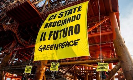 Blitz di Greenpeace su piattaforma di estrazione nello Stretto