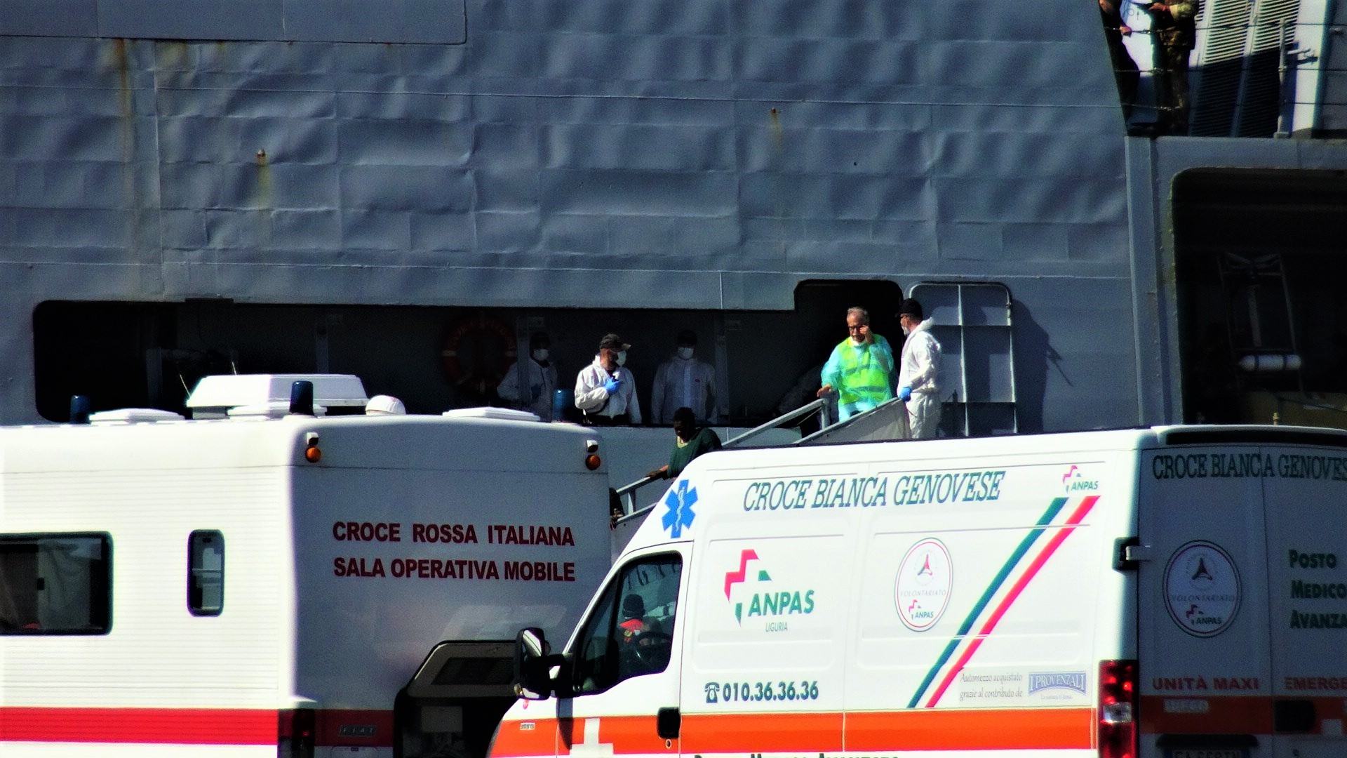 Sbarcati 100 migranti della Cigala Fulgo. E giallo sulle vittime