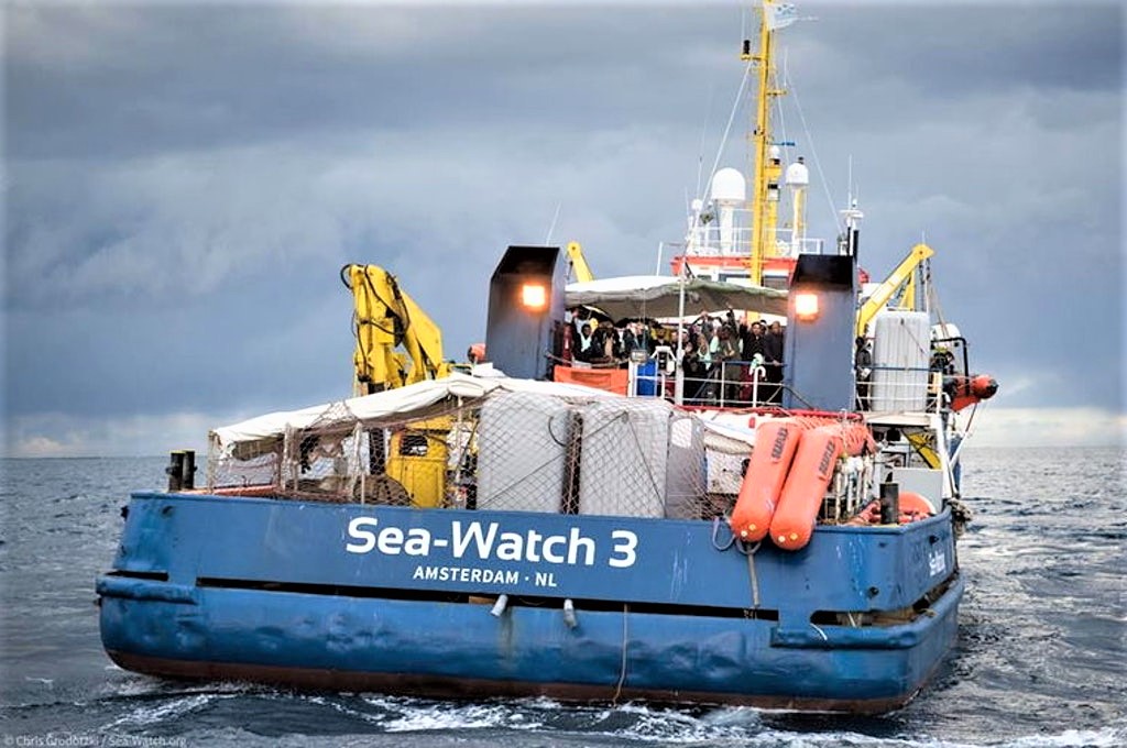 SeaWatch vicino Lampedusa. Salvini, non la passerà liscia