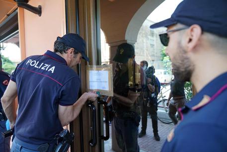 Richiedente asilo aggredisce tabaccaio a Napoli, consegnato a polizia