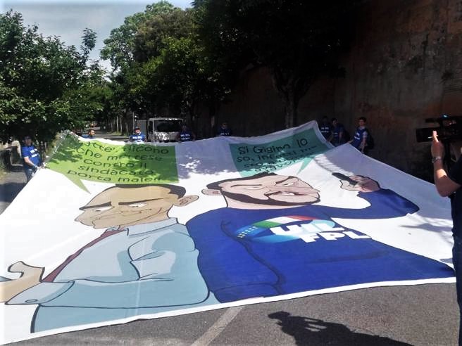 Stop a striscione su Di Maio e Salvini, è polemica