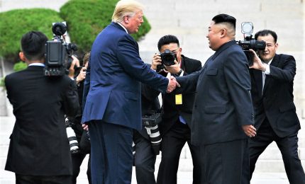 Trump entra in Nord Corea e invita Kim negli Usa, storico incontro tra i due leader