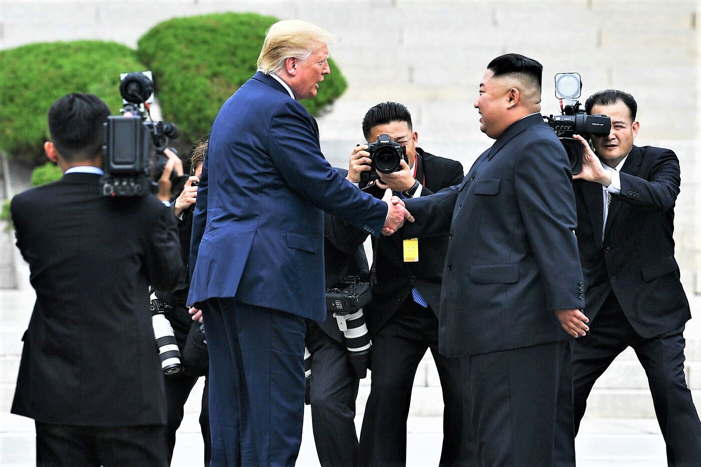 Trump entra in Nord Corea e invita Kim negli Usa, storico incontro tra i due leader