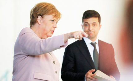 Merkel colta nuovamente da tremore, è la terza volta meno di un mese. "Sto bene"