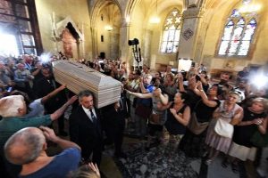 De-Crescenzo-sarà-tumulato-a