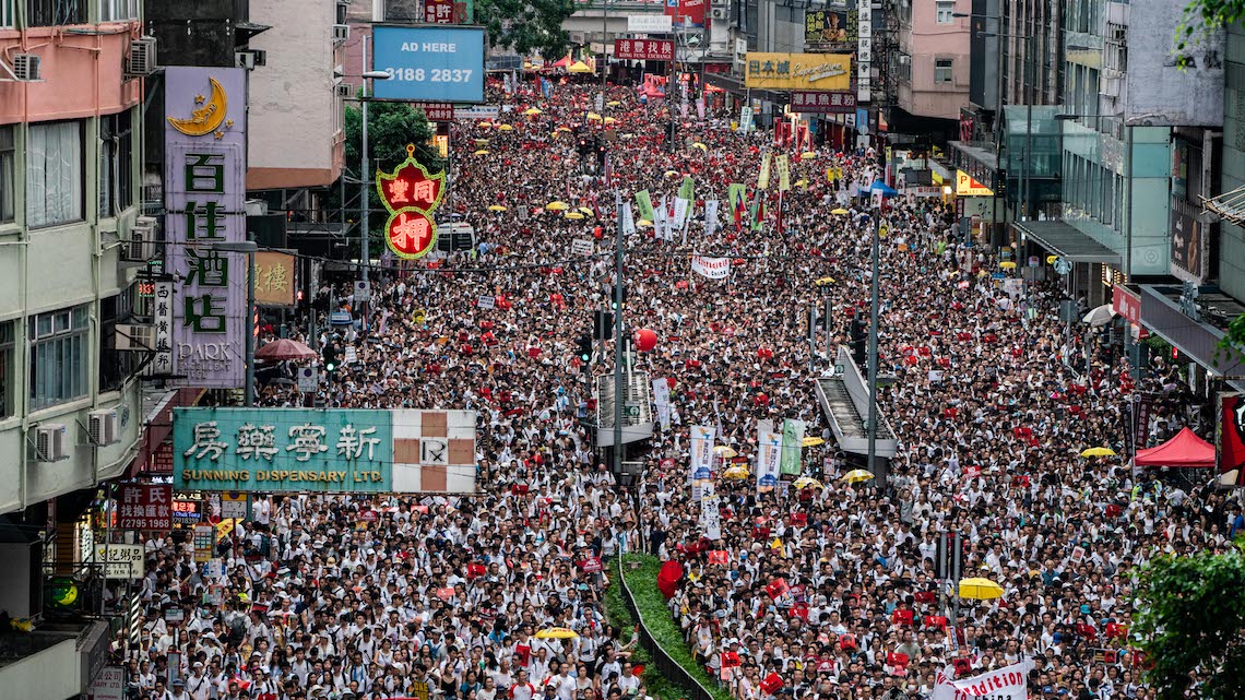 Quattrocento mila in piazza a Hong Kong, scontri e lacrimogeni dopo il maxi-corteo