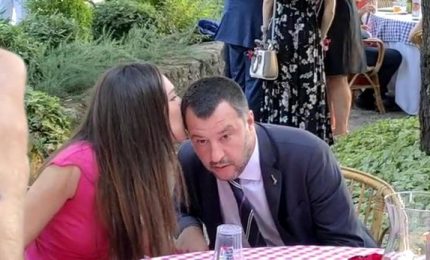 Effusioni e strette di mano, Salvini e Di Maio a villa Taverna con le fidanzate