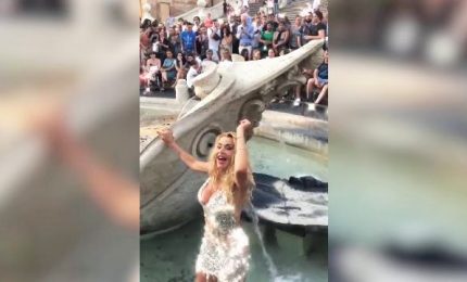 Valeria Marini fa il bagno nella Barcaccia, 550 euro di multa