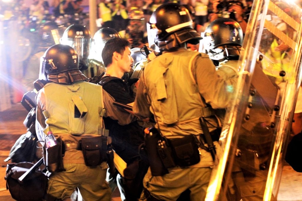 Hong Kong, attacco a stazione di Yuen Long. Polizia  accusata di collusione con le Triadi