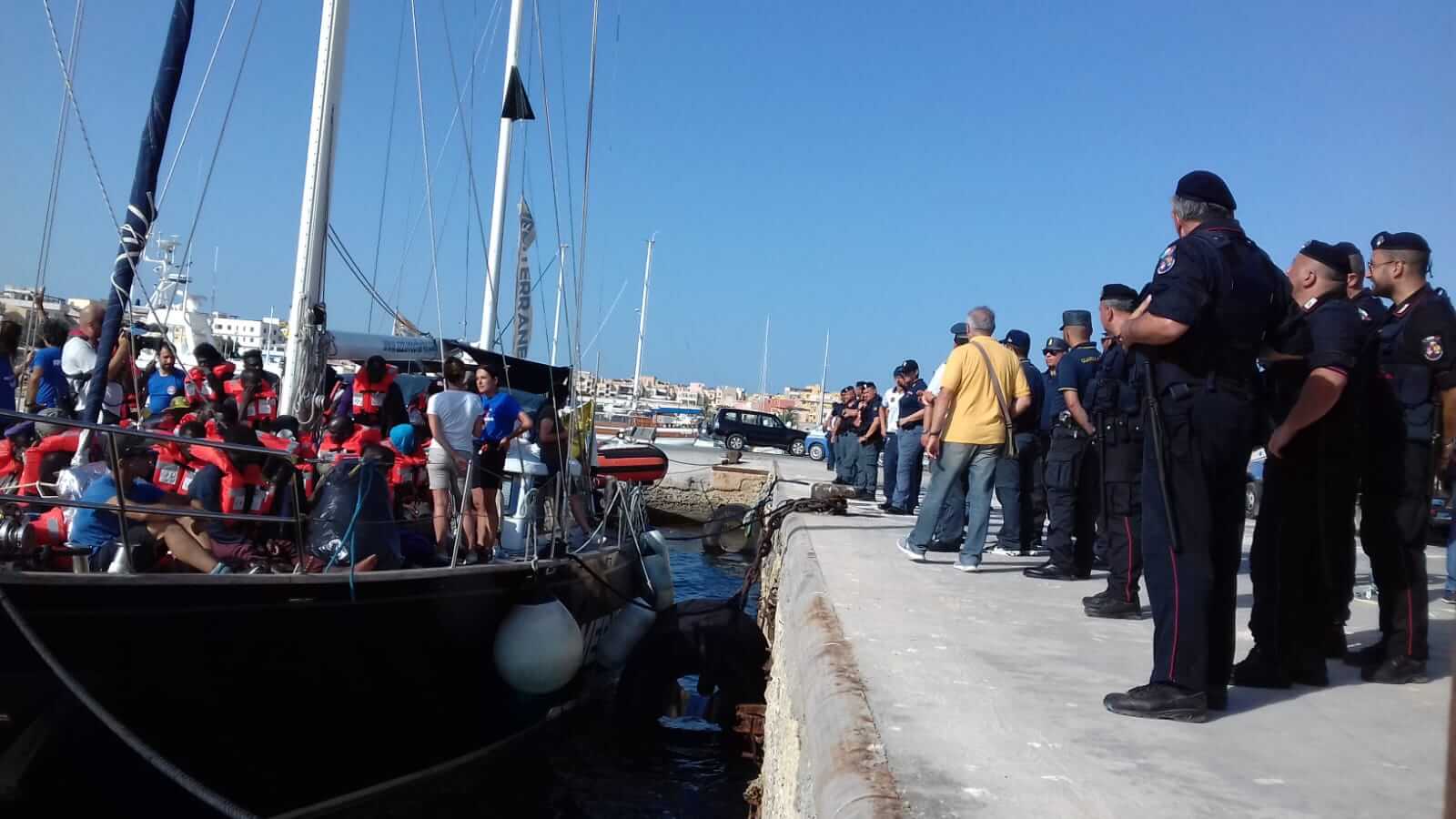 Alex attracca a Lampedusa: migranti sbarcano, comandante indagato e nave sequestrata
