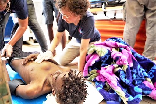 Migranti/Sea Eye: tre migranti collassati per il caldo sulla Alan Kurdi