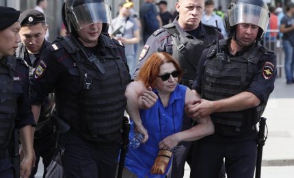 Mosca, oltre mille arresti alle proteste anti-Putin. Municipio blindato