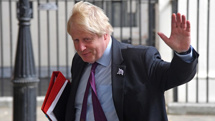 Boris Johnson ha ancora sintomi. Premier resta in isolamento