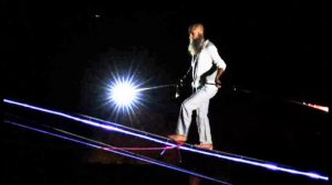 Il funambolo cammina sul cavo luminoso sopra Civita di Bagnoregio