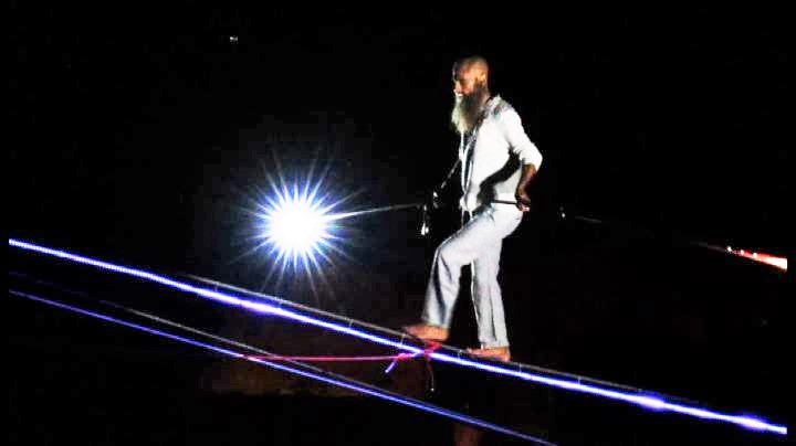 Il funambolo cammina sul cavo luminoso sopra Civita di Bagnoregio