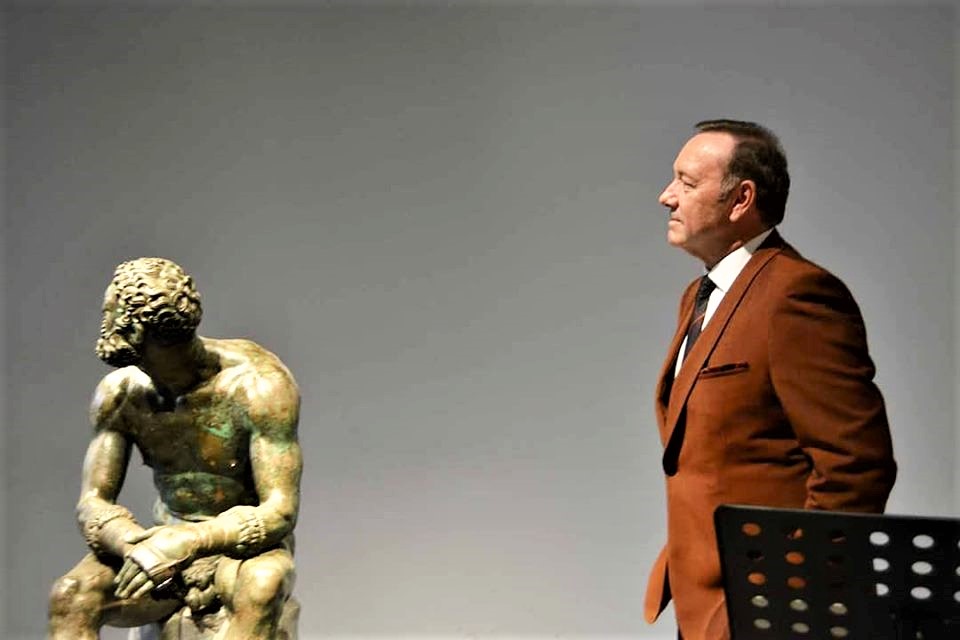Kevin Spacey recita in pubblico a Roma dopo le accuse di molestie