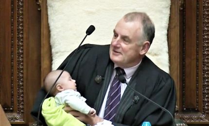 Virale la foto dello speaker neozelandese con il bebé in aula