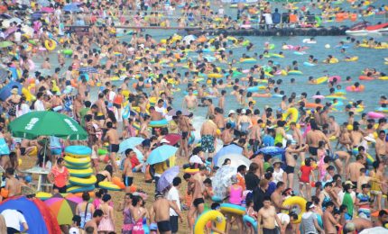 Tutti al mare in Cina nella spiaggia più affollata al mondo