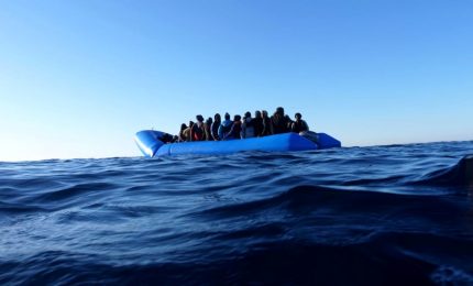 Soccorsi i 67 migranti sulla barca in avaria, verso Lampedusa