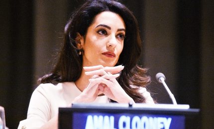 Amal Clooney denuncia "abusi contro libertà di stampa nel mondo"