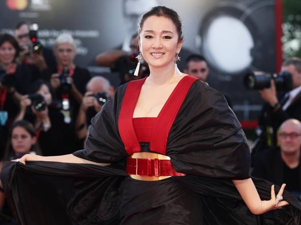 Gong Li sfila con l'abito-kimono