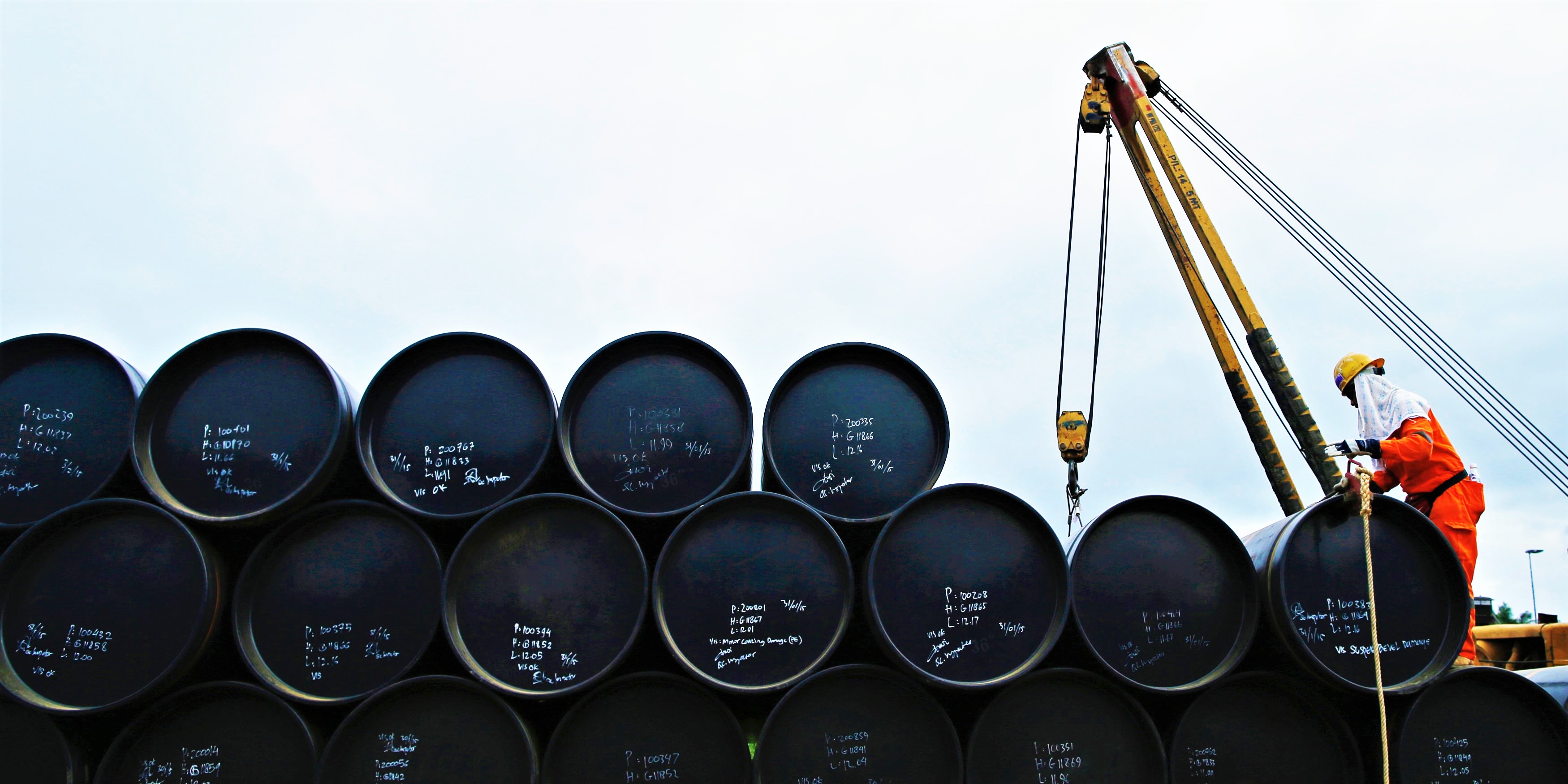 Doppio attacco alle raffinerie saudite, vola il prezzo del petrolio. Salgono oro e argento