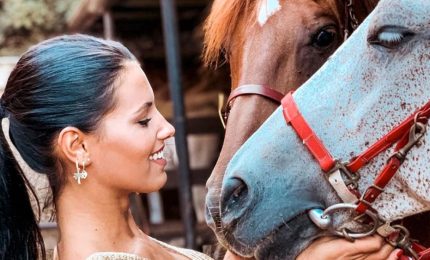 Stregati dagli occhi verdi di Carolina Stramare, la Miss Italia che sussurra ai cavalli