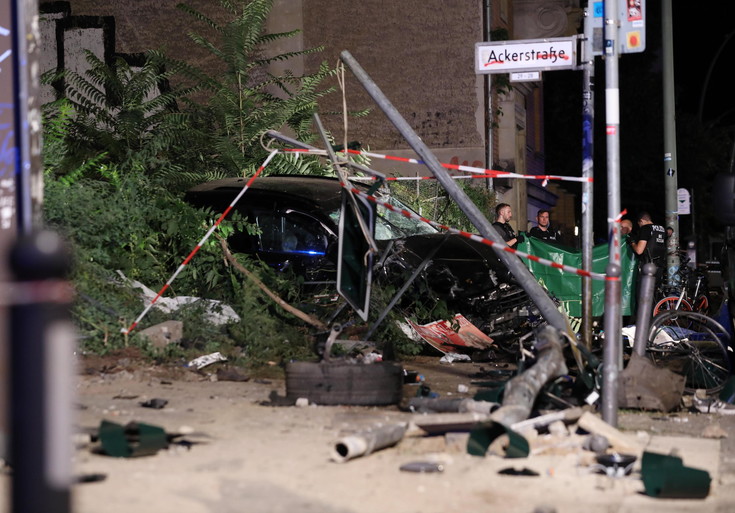 Auto piomba sulla folla a Berlino, 4 morti fra cui un neonato. Escluso atto terroristico