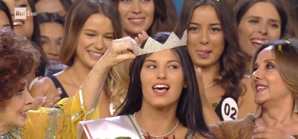 Miss Italia, incoronata la 20enne Carolina Stramare