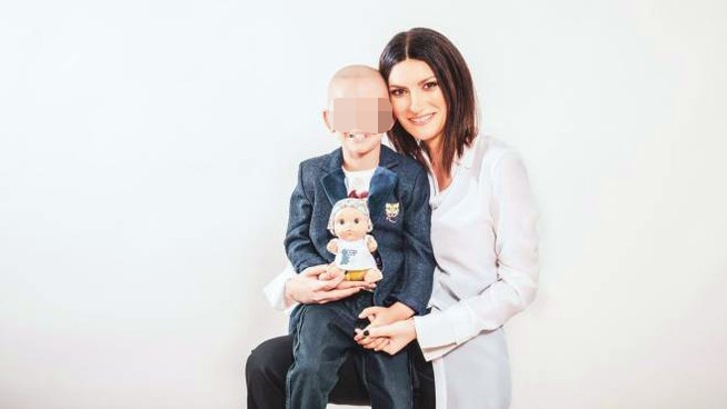 Laura Pausini testimonial delle bambole per i malati oncologici