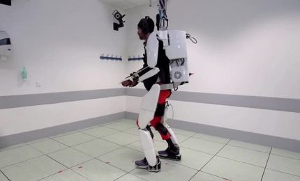 Tetraplegico torna a camminare grazie a un esoscheletro