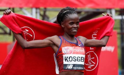 Record mondiale della Kosgei, keniana abbatte muro 2'15"