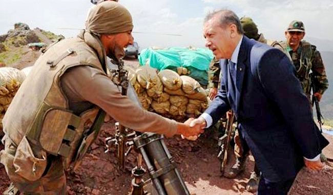 Ankara avanza nel Rojava, oltre 130 mila gli sfollati fuggiti dalle loro case. Famiglie dell’Isis in fuga dalla Siria