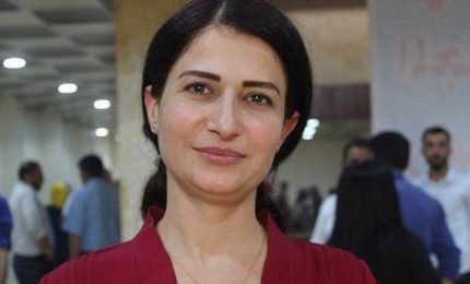 Siria, funerali di Hevrin Khalaf l'attivista per le donne uccisa
