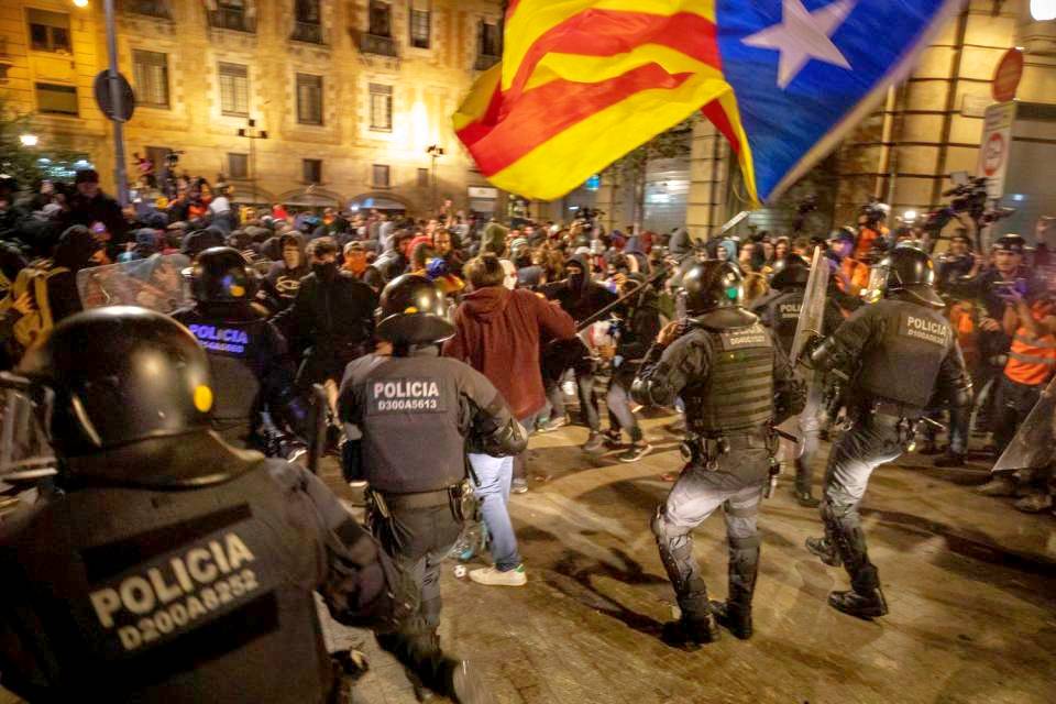 Barcellona, 350mila in piazza a difesa degli indipendentisti. Arresti e feriti