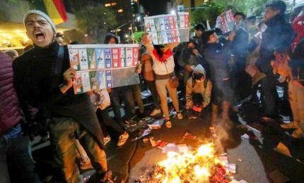 Bolivia, ancora proteste post-voto: bruciati fantocci di Morales