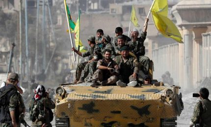 Siria, i curdi si ritirano ma resta nodo "zona di sicurezza". Trump: "Il cessate il fuoco sta reggendo molto bene"