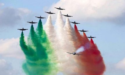 Lo spettacolo delle Frecce Tricolori a Milano per il centenario dell'Aeronautica
