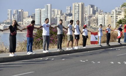 In Libano una catena umana lunga 170 km contro il governo