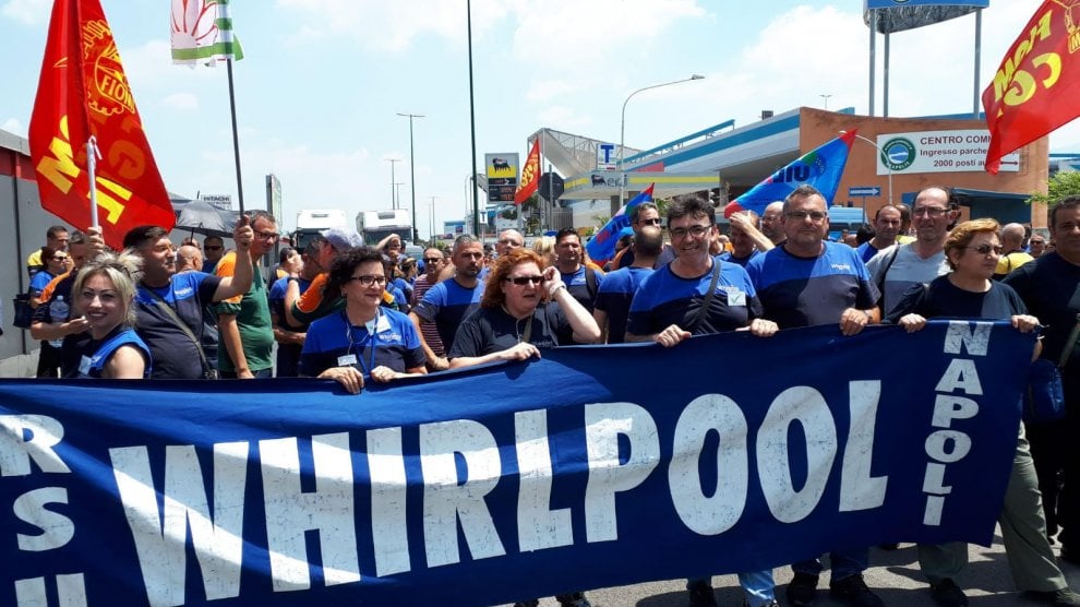 Whirlpool, rabbia operai: lettere licenziamento e no al ricorso