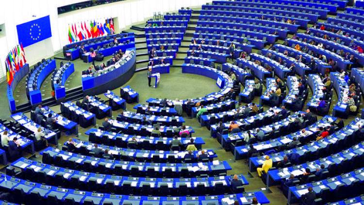 Il parlamento europeo boccia i porti aperti alle ong, M5s si astiene. Tensione nella maggioranza