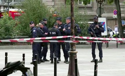 Agente fa strage in prefettura a Parigi, 4 morti. L'uomo si era convertito all'Islam