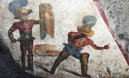 A Pompei il meraviglioso affresco 'splatter' dei gladiatori