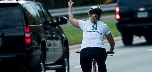 Ciclista eletta in Virginia mostrò dito medio a Trump, licenziata