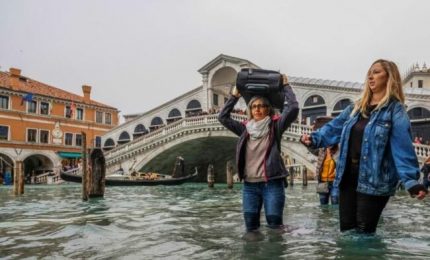 Alta marea record, Venezia sott'acqua. Il sindaco: "Centinaia di milioni di danni"