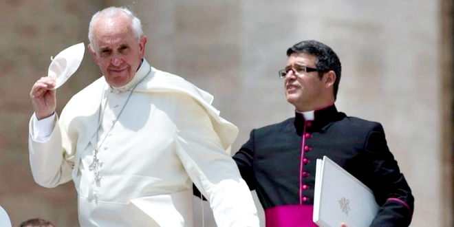 Ombre in Vaticano, si dimette il segretario personale del Papa